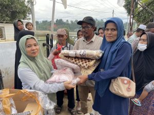 ruwaida serahkan alat shalat ke ibu keuchik gampong blang dalam