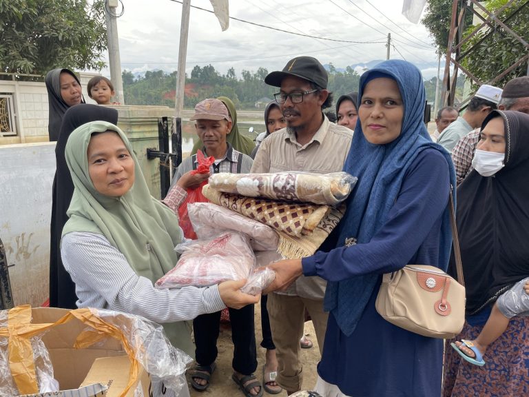 ruwaida serahkan alat shalat ke ibu keuchik gampong blang dalam
