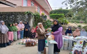 YPANBA menyerahkan bantuan pertanian ke kelompok perempuan di Desa Gayo Setie (Dok. YPANBA)