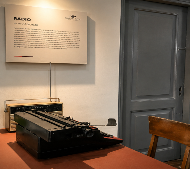 Perangkat radio dan mesin ketik yang dipamerkan pada ruang koleksi sejarah Radio Rimba Raya di Museum Perjuangan Bireuen. Dokumentasi YPANBA.