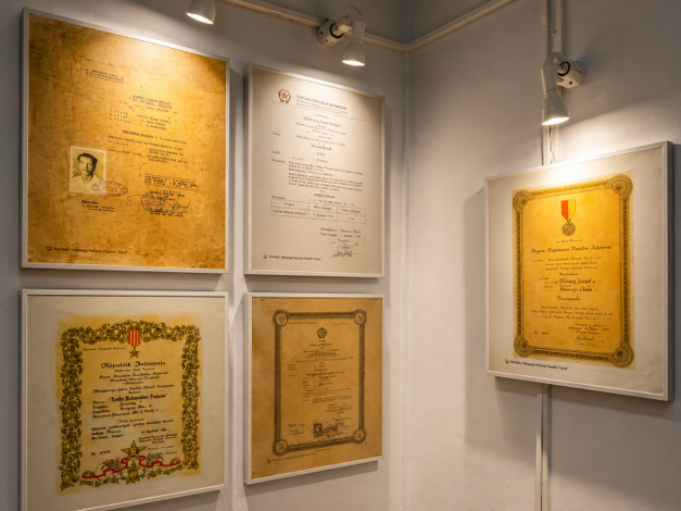Dokumentasi dokumen dan penghargaan sejarah yang dipamerkan di ruang koleksi Museum Perjuangan Bireuen terkait perjuangan Radio Rimba Raya. Dokumentasi YPANBA.